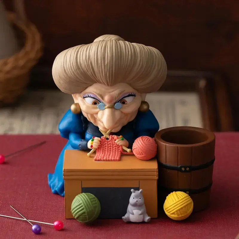 Chihiros Reise ins Zauberland - Zeniba beim Stricken - Stifthalter Figur - 8 cm - Ensky