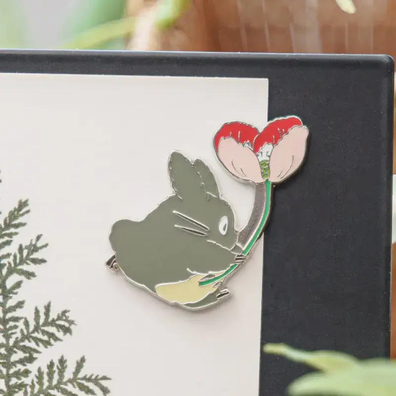 Mein Nachbar Totoro - Großer Totoro mit Blume - Metall-Magnet - 4,5cm - BENELIC