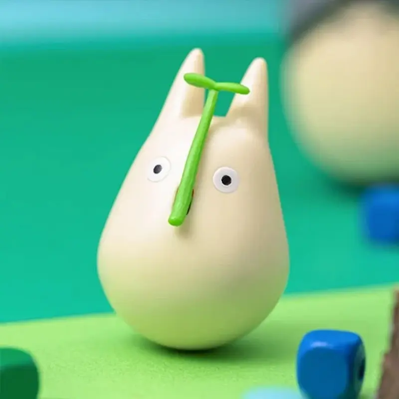Mein Nachbar Totoro - Kleiner Totoro mit Blatt - Okiagari Koboshi Wackelfigur - 5cm - Ensky