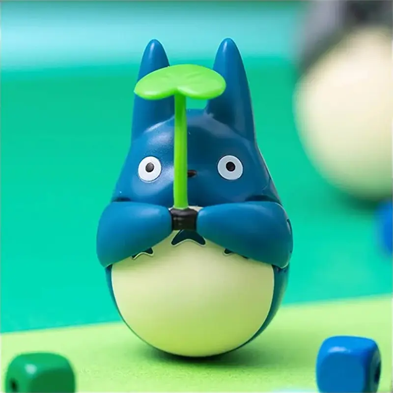 Mein Nachbar Totoro - Mittlerer Totoro mit Blatt - Okiagari Koboshi Wackelfigur - 6cm - Ensky